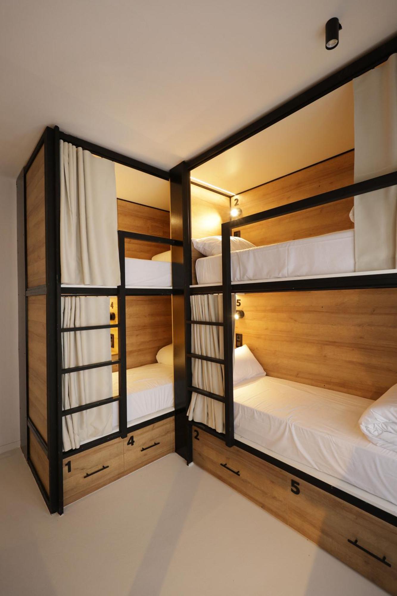 Black And White Hostel Palamos Ruang foto