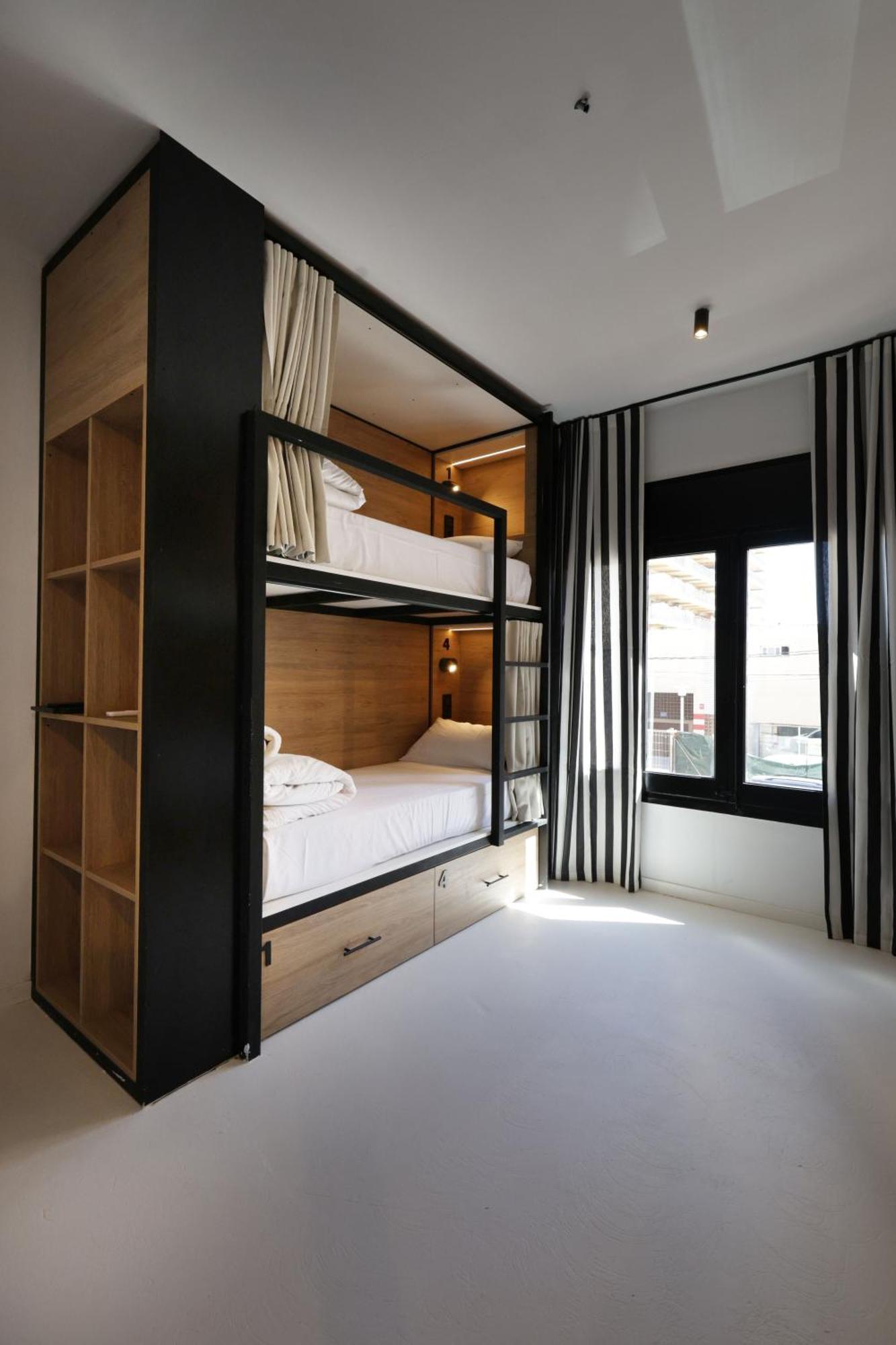 Black And White Hostel Palamos Bagian luar foto