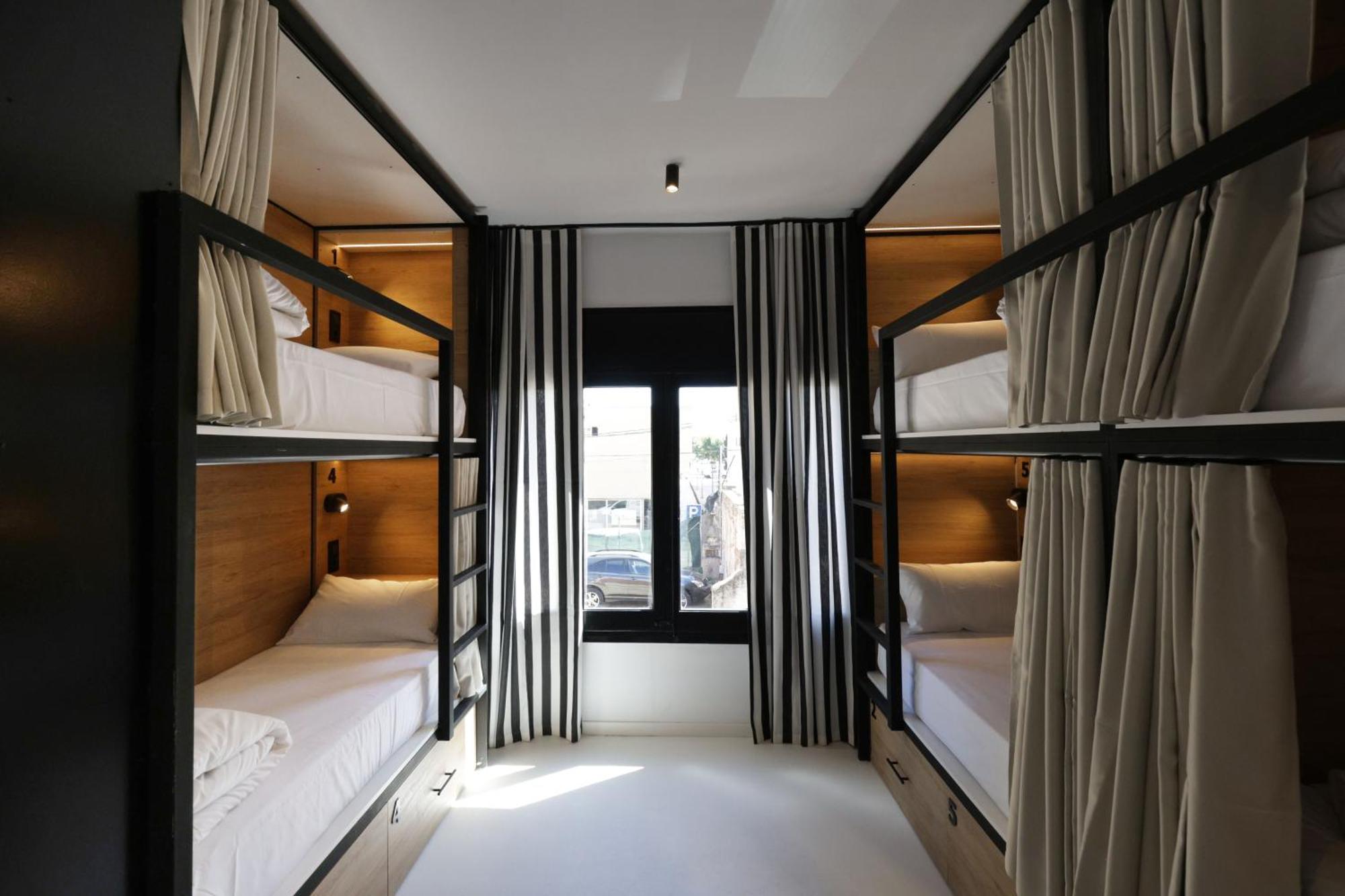 Black And White Hostel Palamos Ruang foto