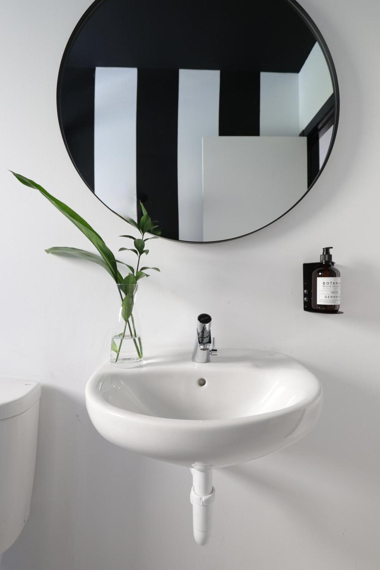 Black And White Hostel Palamos Bagian luar foto
