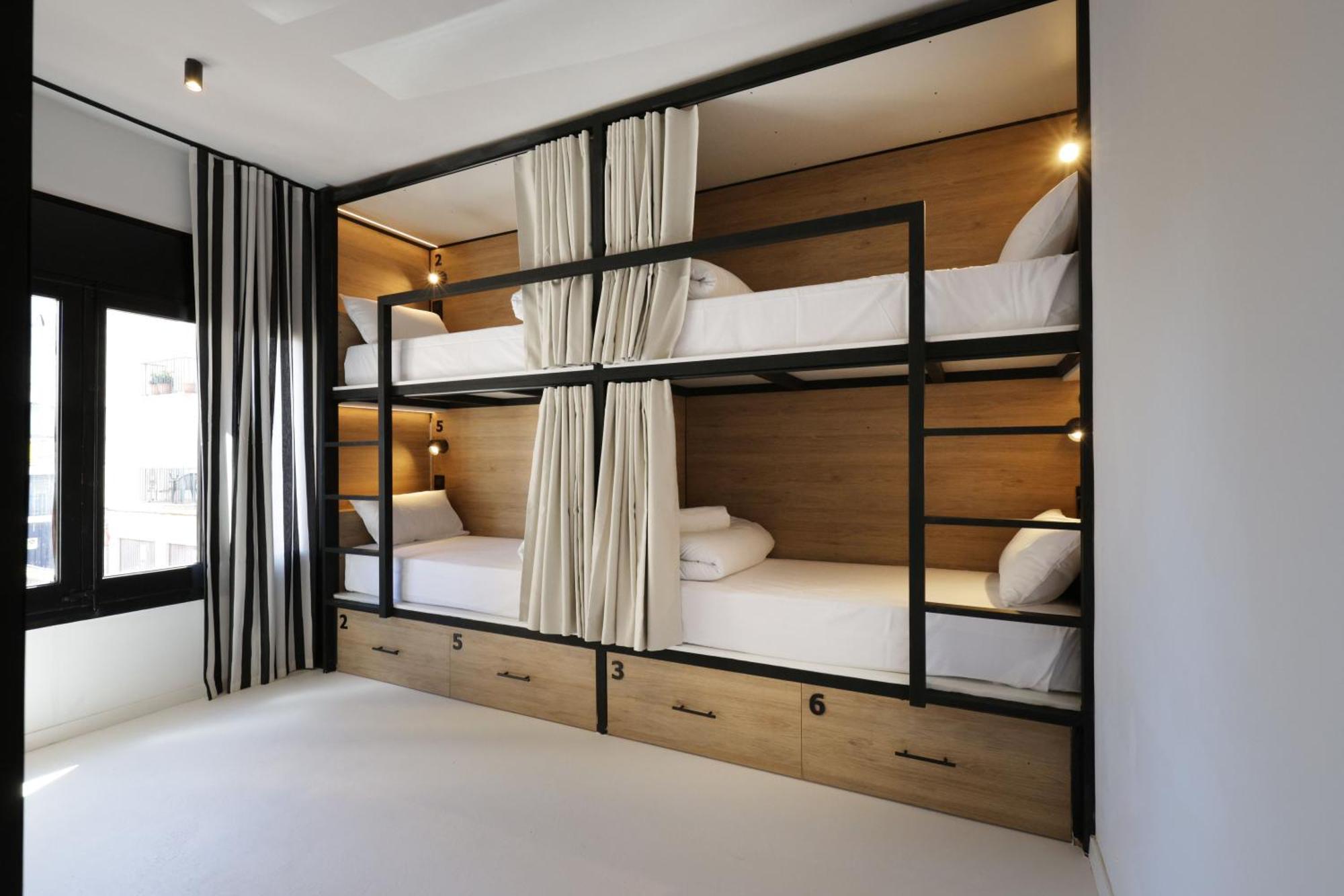 Black And White Hostel Palamos Bagian luar foto