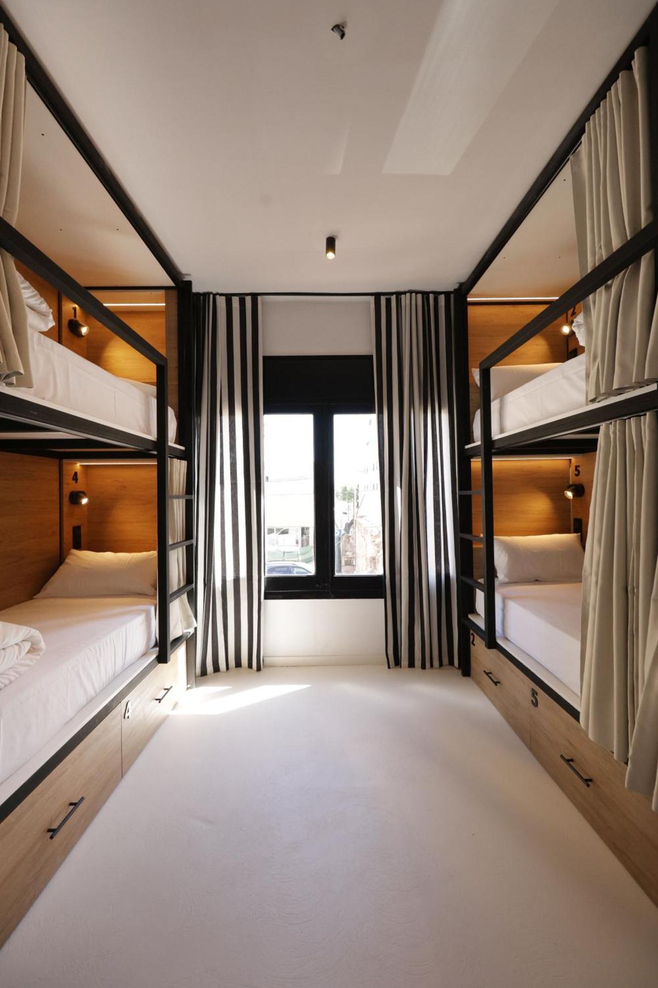 Black And White Hostel Palamos Bagian luar foto