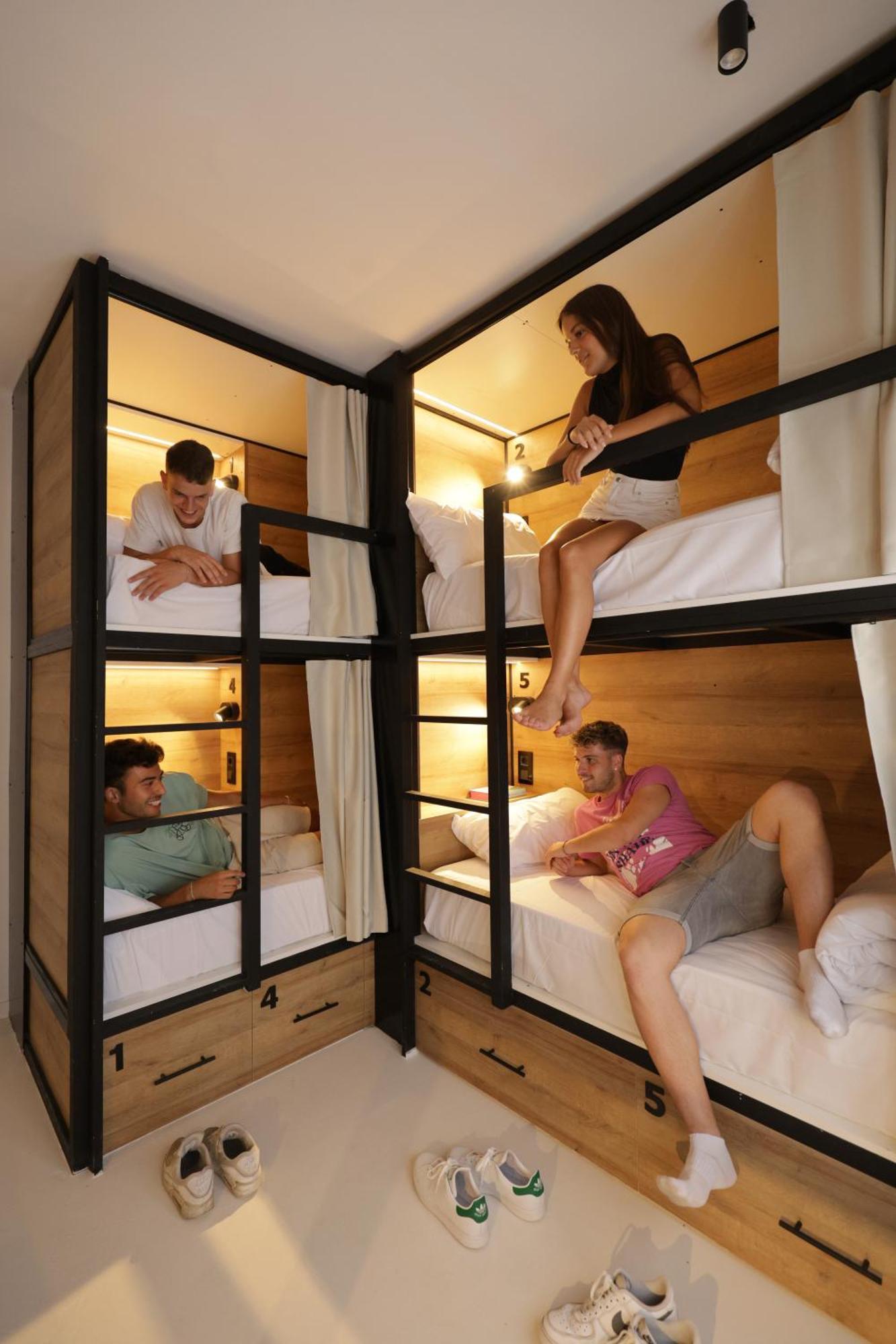 Black And White Hostel Palamos Bagian luar foto